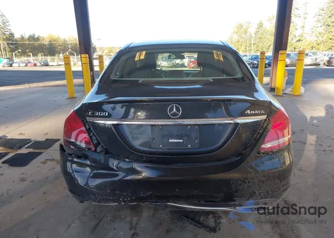 2015 Mercedes-Benz C 300 4Matic z USA, uszkodzony, nr VIN 55SWF4KBXFU081709